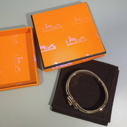 [LUXE]H CLOUD BLUE ARMBAND