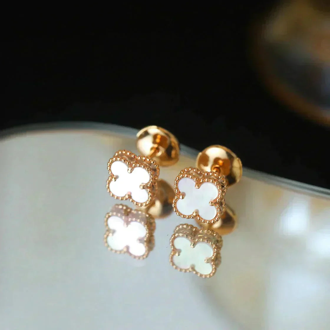 [Luxe]CLOVER MINI 9.5MM WHITE MOP EARRINGS