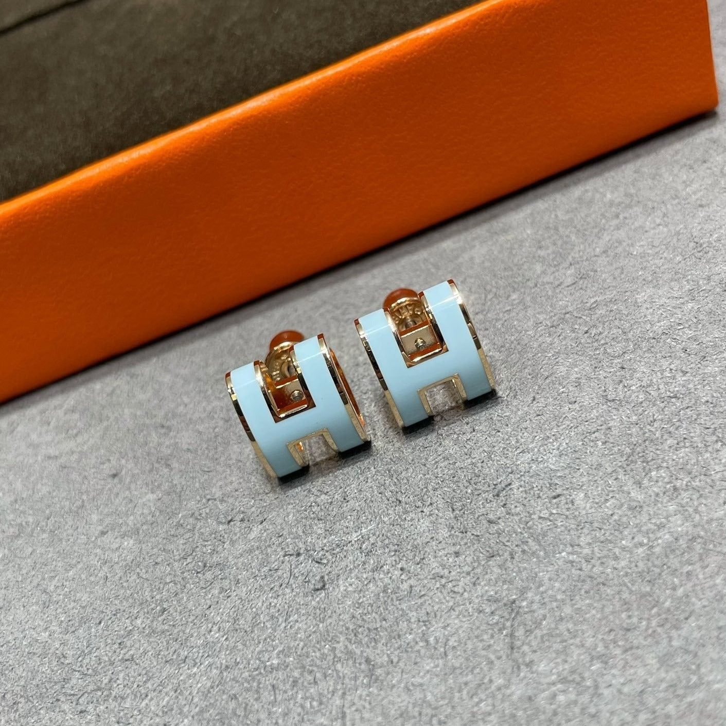 [Luxe]POP H SKY BLUE STUD EARRINGS