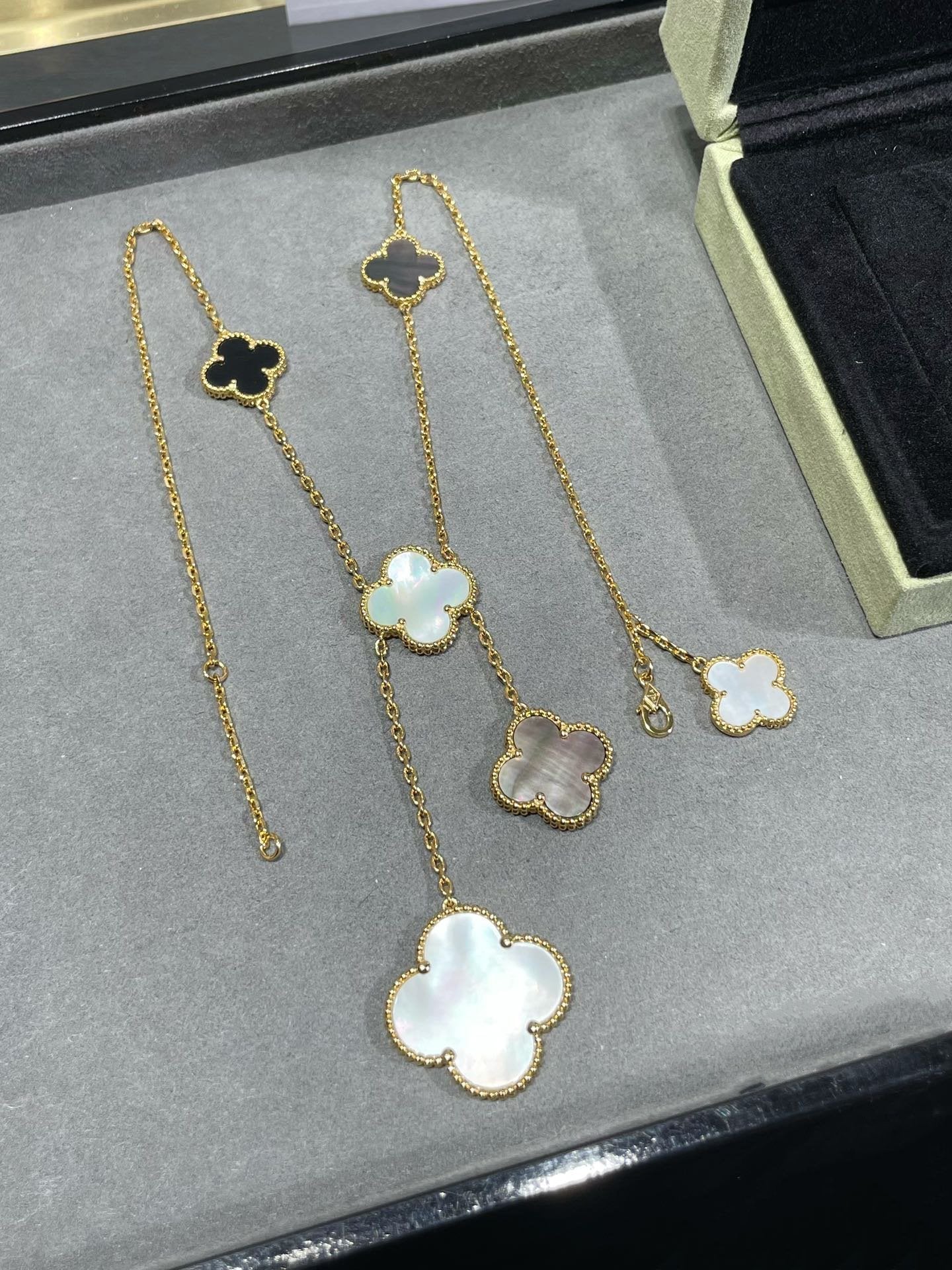 [Luxe]CLOVER 6 MOTIF MOP ONYX GOLD NECKLACE