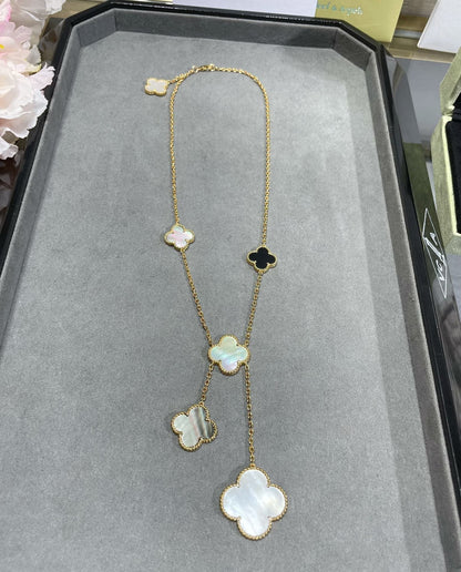 [LUXE] KETTE MIT 6 MUSTER-MOTIVEN, ONYX UND GOLD 