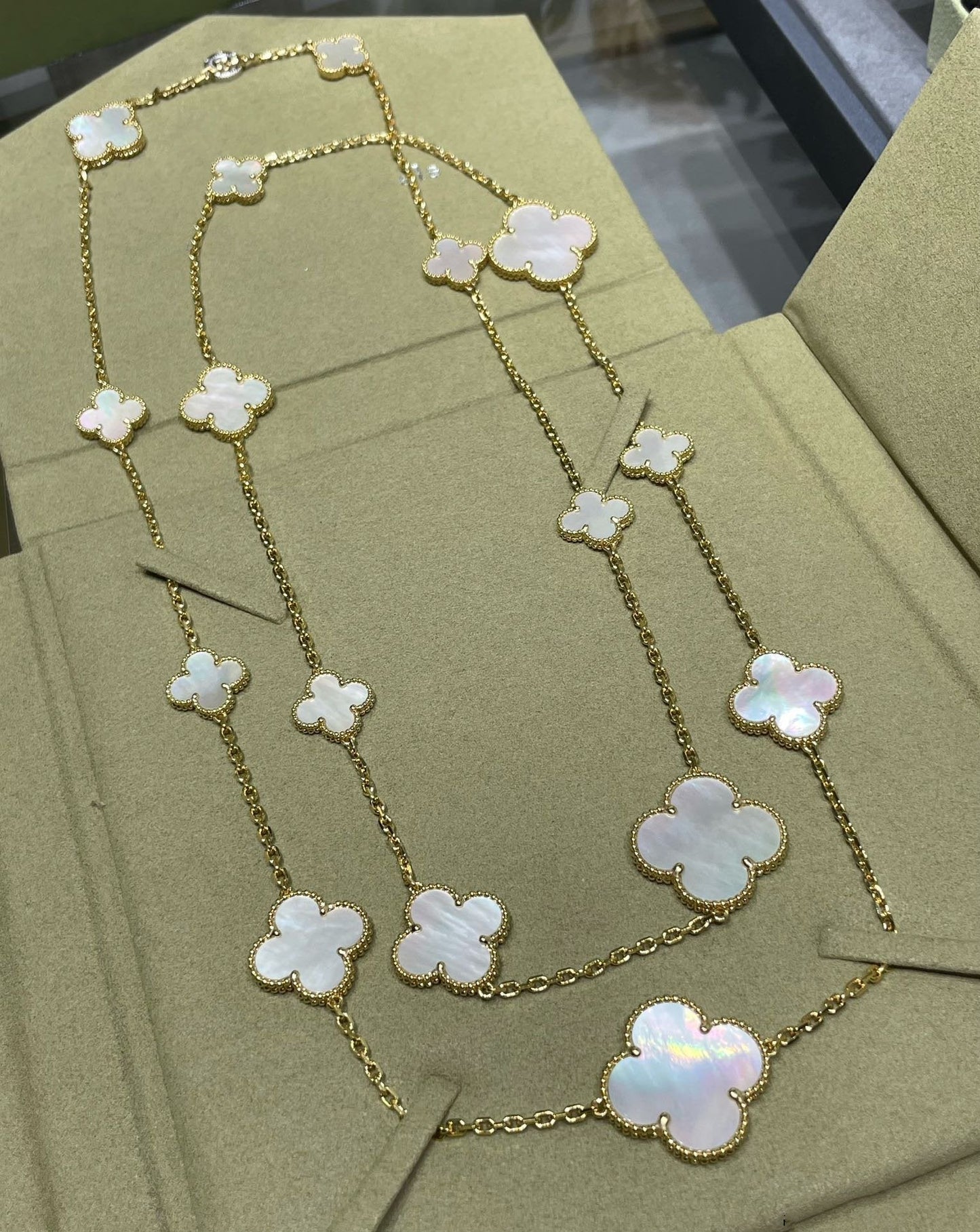 [Luxe]CLOVER 16 MOTIF WHITE MOP GOLD NECKLACE