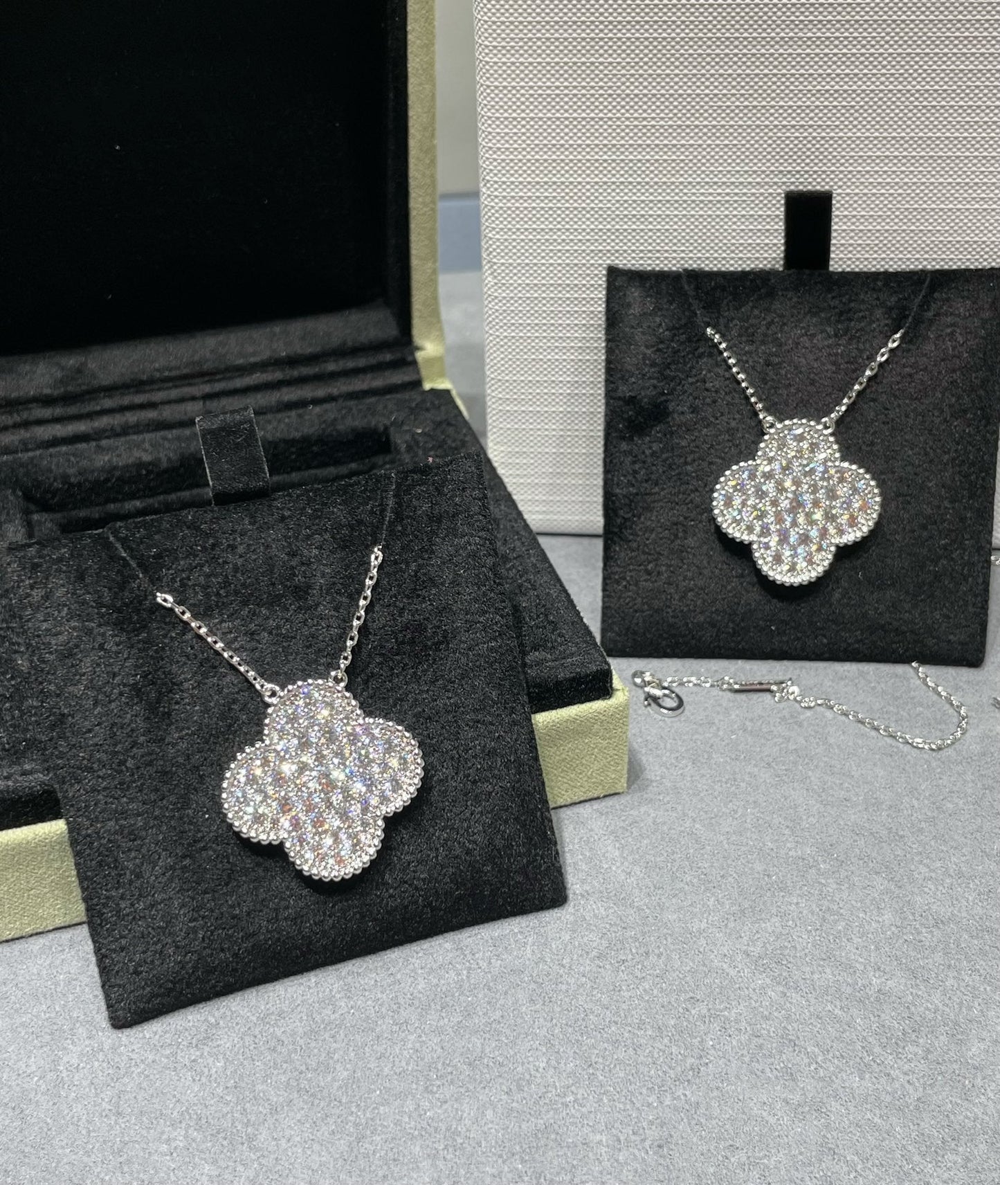 [Luxe]CLOVER 25MM LARGE PENDANT DIAMOND PAVED SILVER NECKLACE