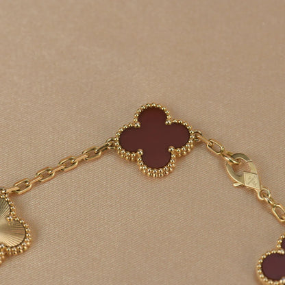 [LUXE] KLEE-ARMBAND MIT 5 MOTIVEN AUS ROTEM KARNEOL