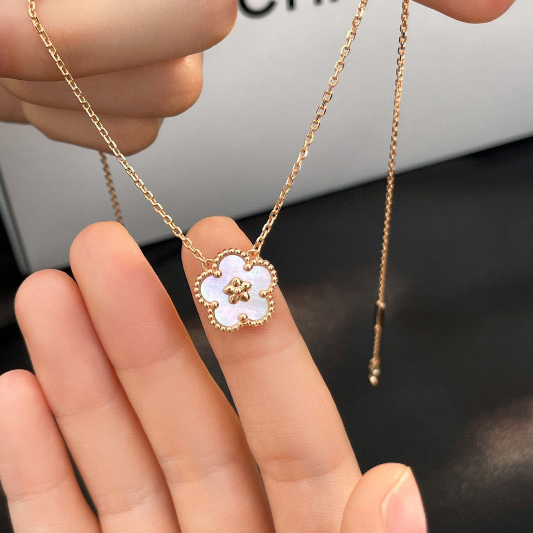 [Luxe]LUCKY  WHITE MOP  PLUM BLOSSOM NECKLACE