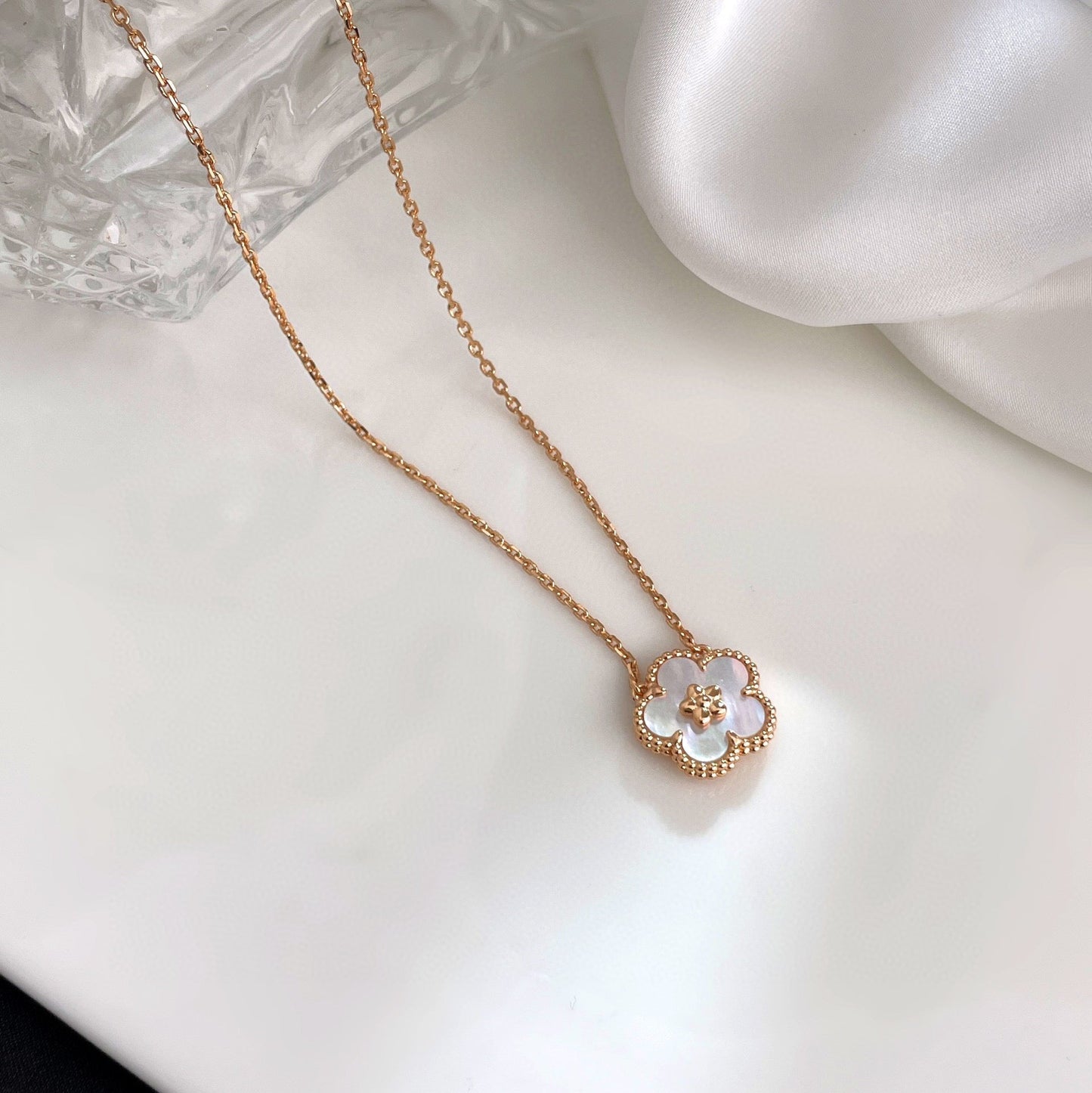 [Luxe]LUCKY  WHITE MOP  PLUM BLOSSOM NECKLACE