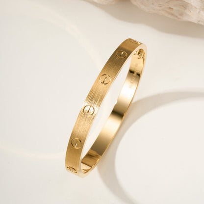 [Luxe Jewelery] CLASH & Clover Laser 5-Motif & LOVE Brushed Bracelet Stack Set