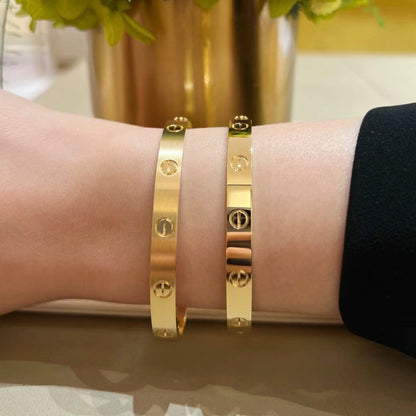 [Luxe Jewelery] LOVE Brushed & Lucky Spring Butterfly 5-Motif Bracelet Stack Set