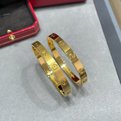 [Luxe Jewelery] CLASH & Clover Laser 5-Motif & LOVE Brushed Bracelet Stack Set