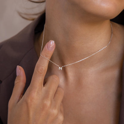 繊細なバブルイニシャルネックレス