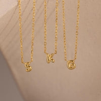 繊細なバブルイニシャルネックレス