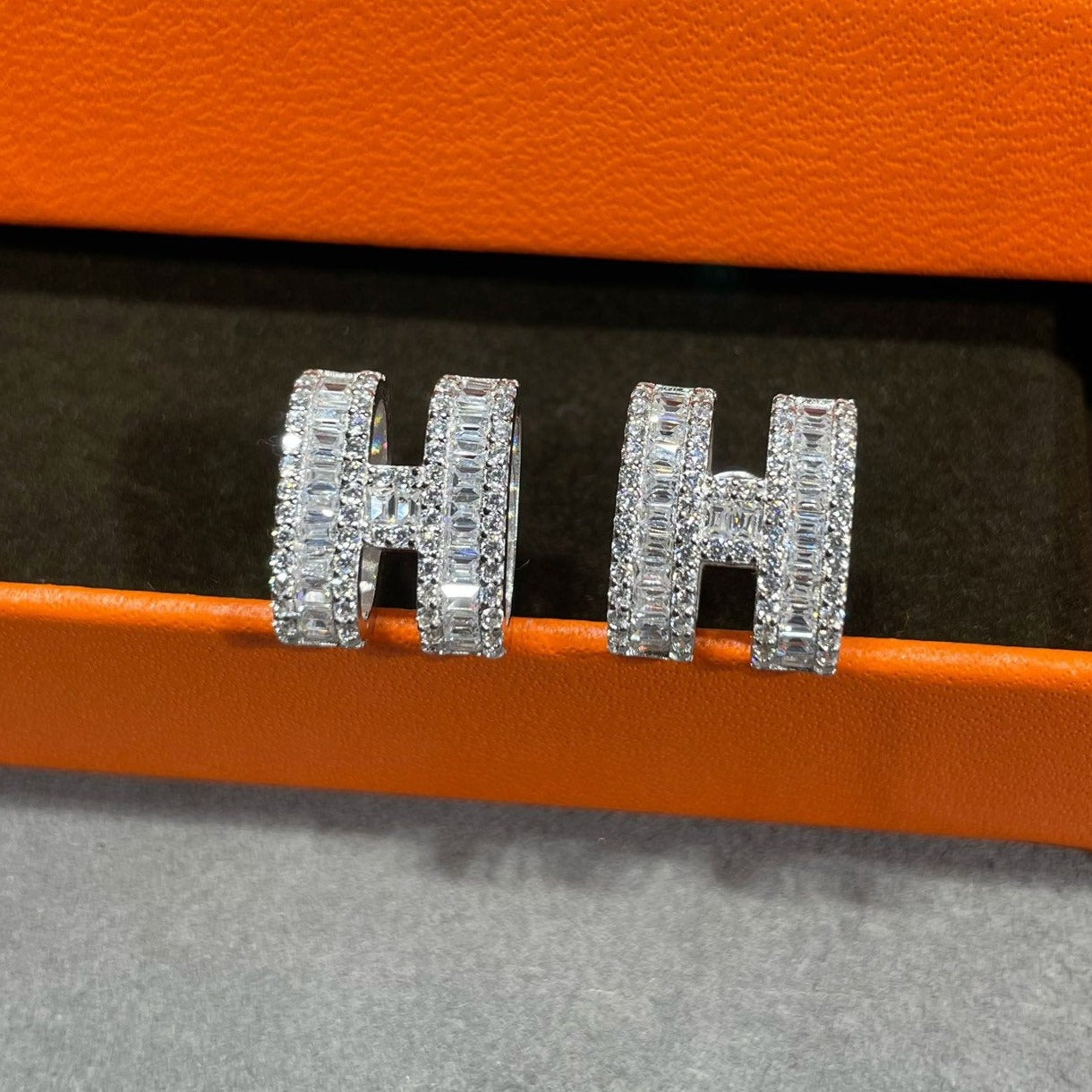 [Luxe]H STUD EARRINGS WITH SILVER DIAMONDS