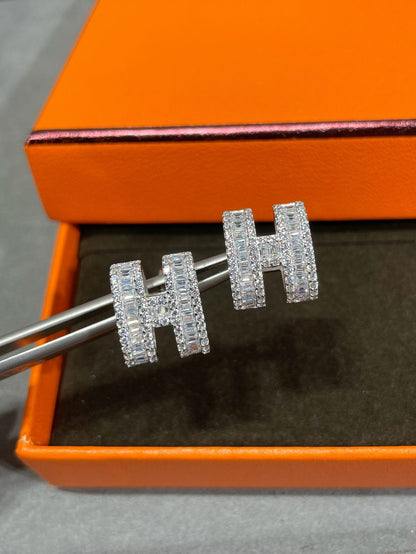 [Luxe]H STUD EARRINGS WITH SILVER DIAMONDS