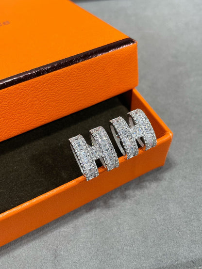 [Luxe]H STUD EARRINGS WITH SILVER DIAMONDS