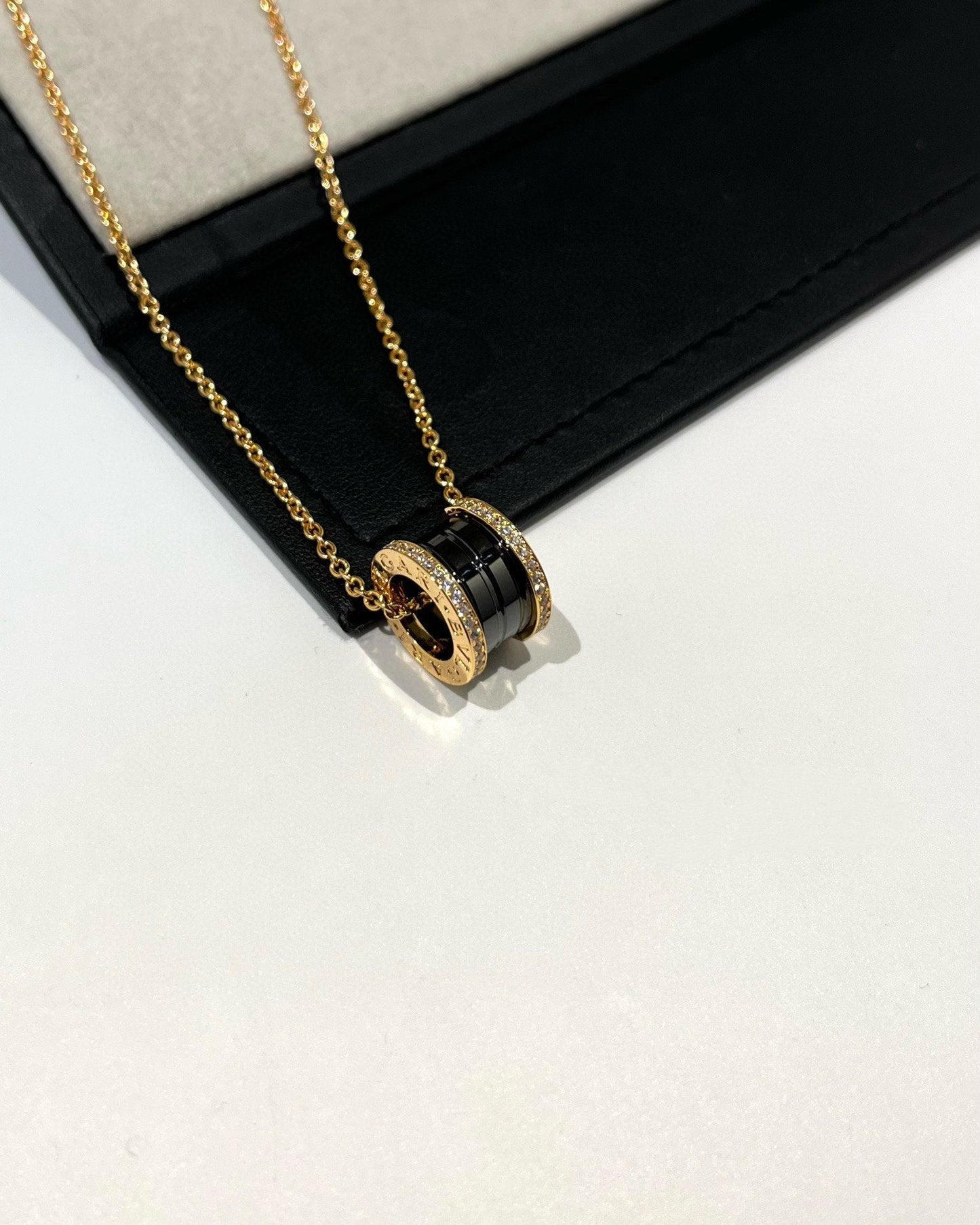 [Luxe]ZERO 1 BLACK CERAMIC DIAMOND PINK GOLD NECKLACE